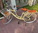 Vélo hybride urbain 7 vitesses adulte freins à disque panier porte-bagages